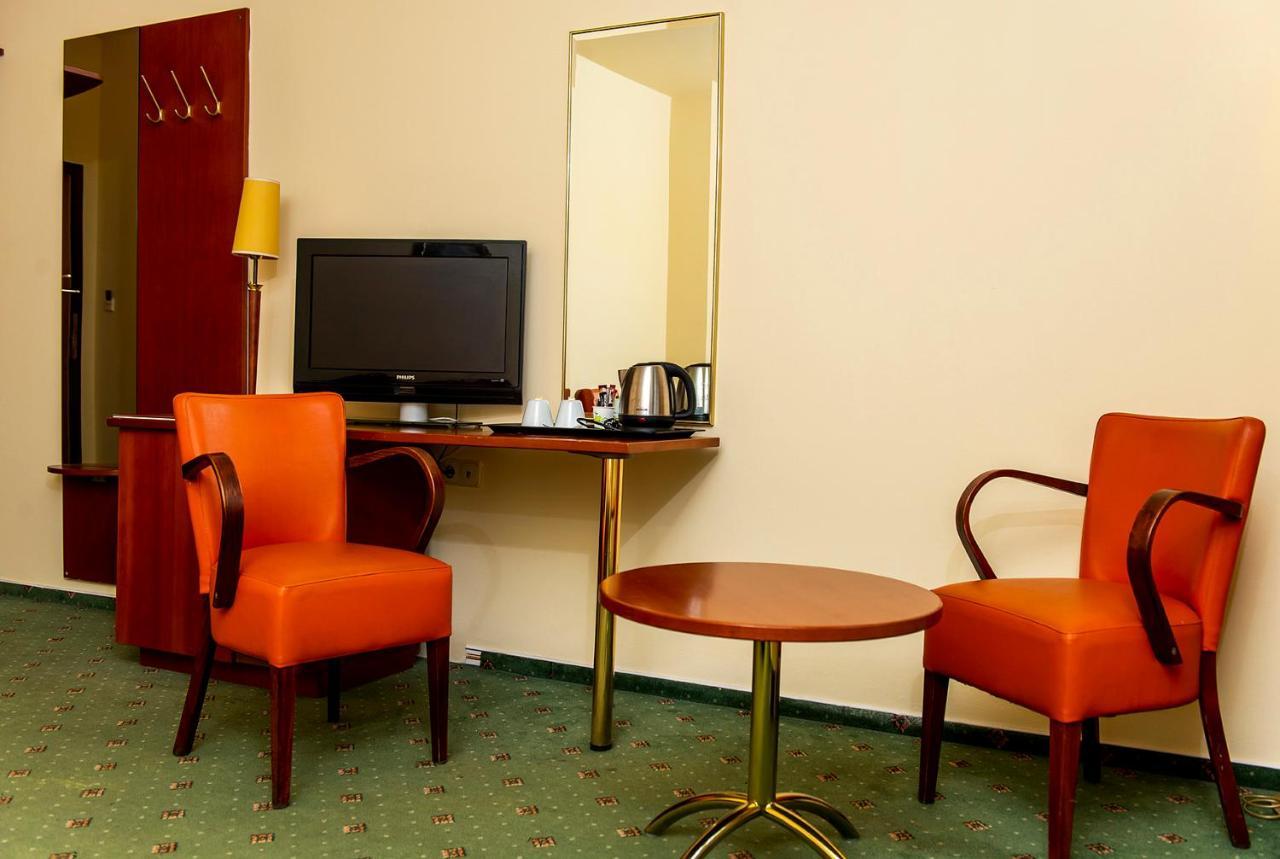Gastland M0 Hotel & Conference Center Szigetszentmiklós Екстериор снимка