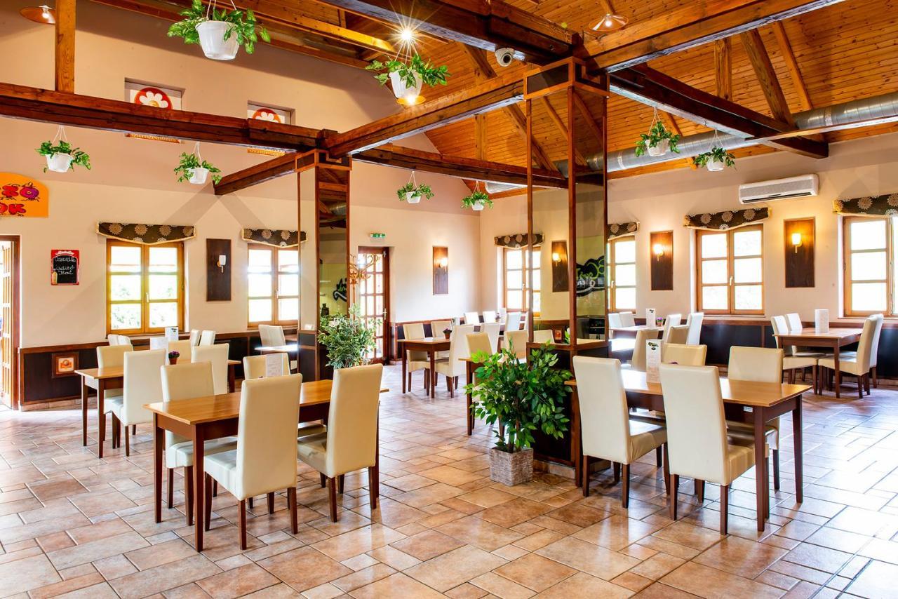 Gastland M0 Hotel & Conference Center Szigetszentmiklós Екстериор снимка