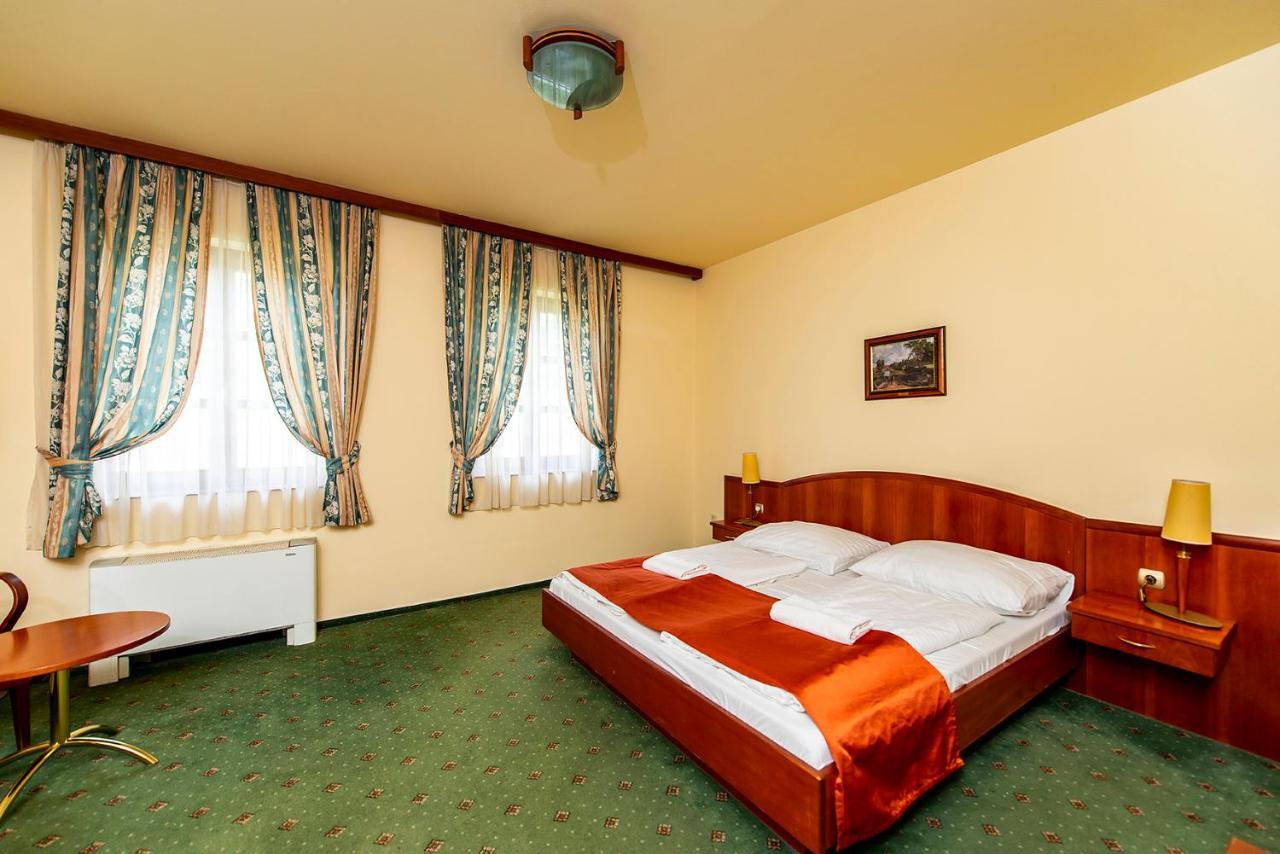 Gastland M0 Hotel & Conference Center Szigetszentmiklós Екстериор снимка