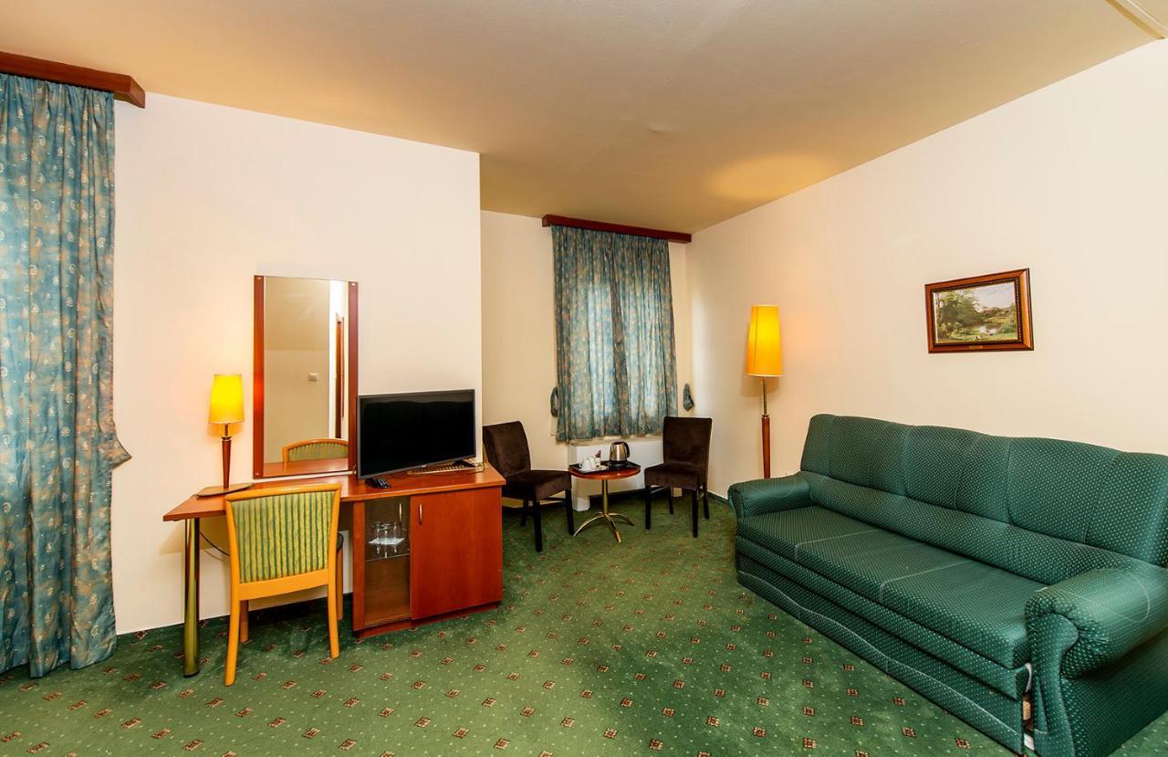 Gastland M0 Hotel & Conference Center Szigetszentmiklós Екстериор снимка