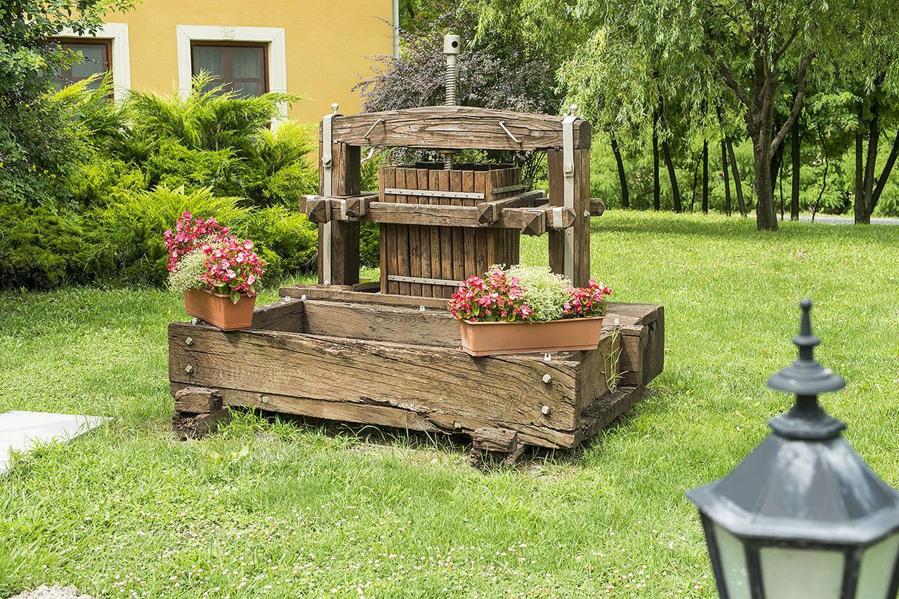 Gastland M0 Hotel & Conference Center Szigetszentmiklós Екстериор снимка