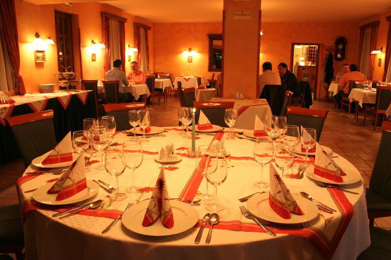 Gastland M0 Hotel & Conference Center Szigetszentmiklós Ресторант снимка